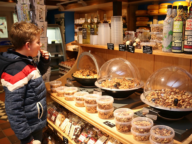 Kaas en andere delicatessen kopen bij Kaasboerderij Weenink.