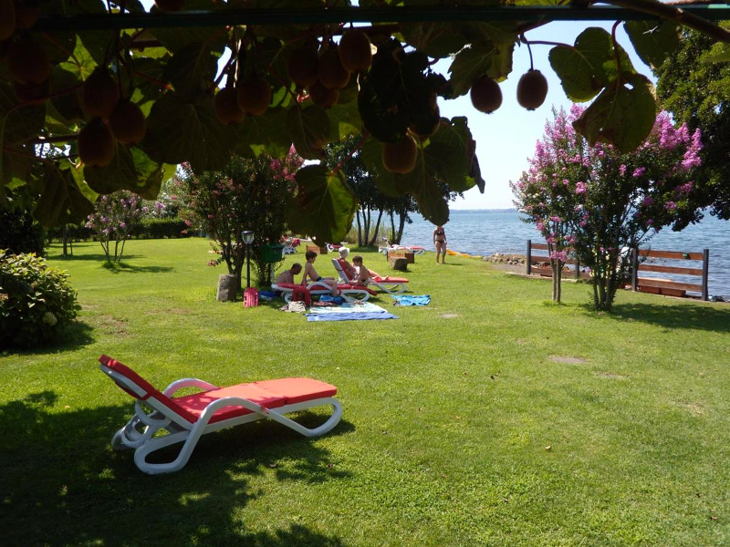 Geniet van de tuin en het meer bij Agriturismo Arlena