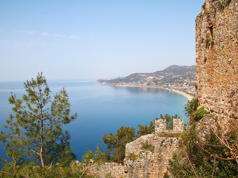 Uitzicht op de kust van Alanya vanaf het kasteel