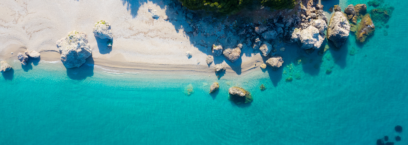 Strand aan de Albanese Rivièra van bovenaf bezien