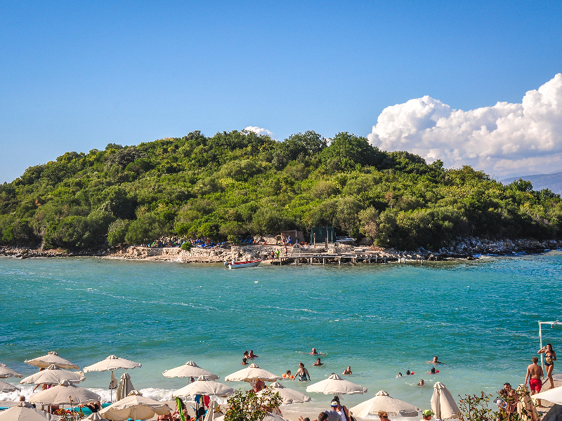 Ksamil Beach in Albanië is druk en toeristisch, maar heel geschikt voor gezinnen met kinderen vanwege het langzaam aflopende water