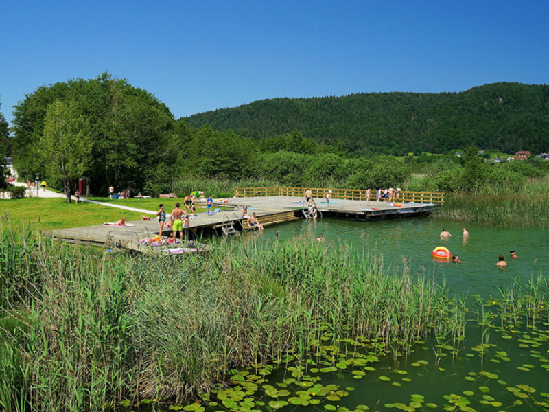 De kindvriendelijke camping Breznik ligt aan een prachtig bergmeer in Karinthië, Oostenrijk