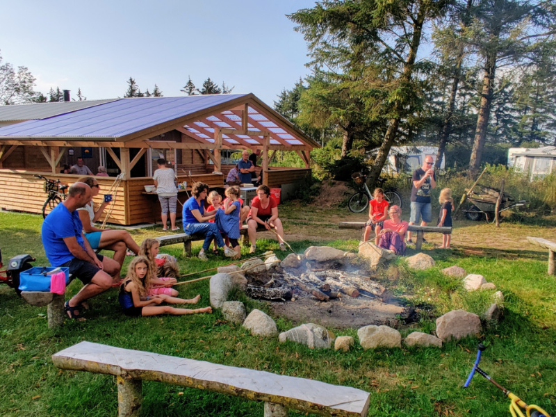 Gezellig rond het kampvuur op camping Ballum in Jutland, Denemarken