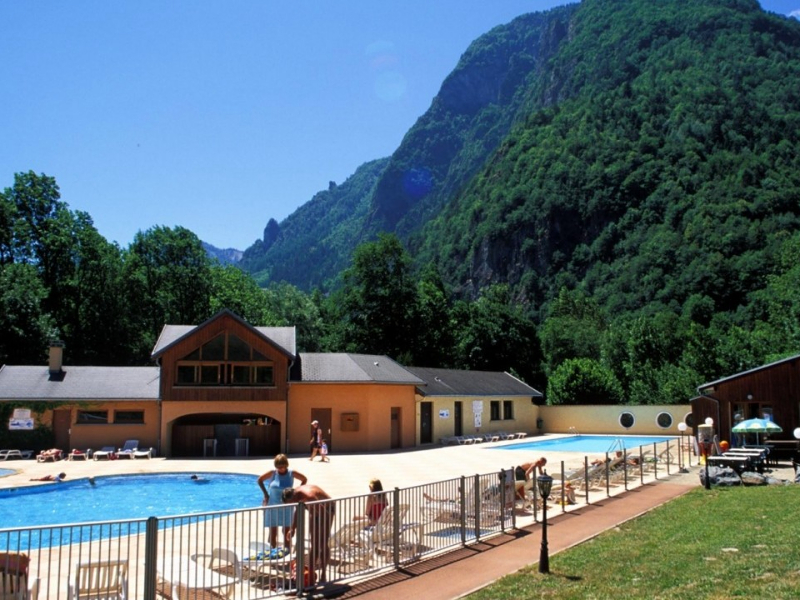 Schitterend uitzicht op de Franse Alpen vanuit het zwembad van camping Belledonne