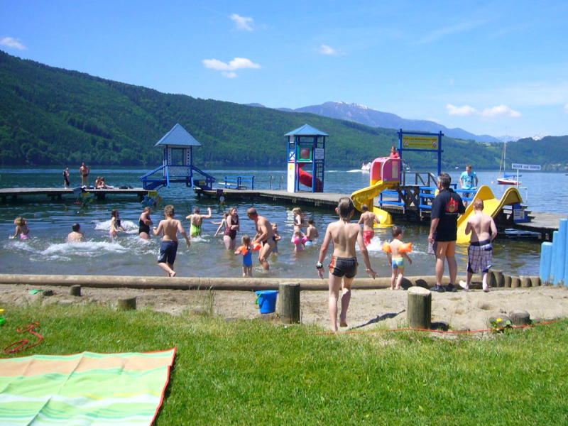 Heerlijk spetteren in het water bij Camping Burgstaller aan de Milstätter See in Karinthië