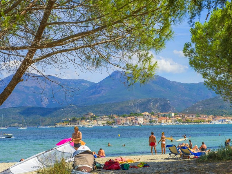 Het strand, direct aan camping Kallista, in het noorden van Corsica