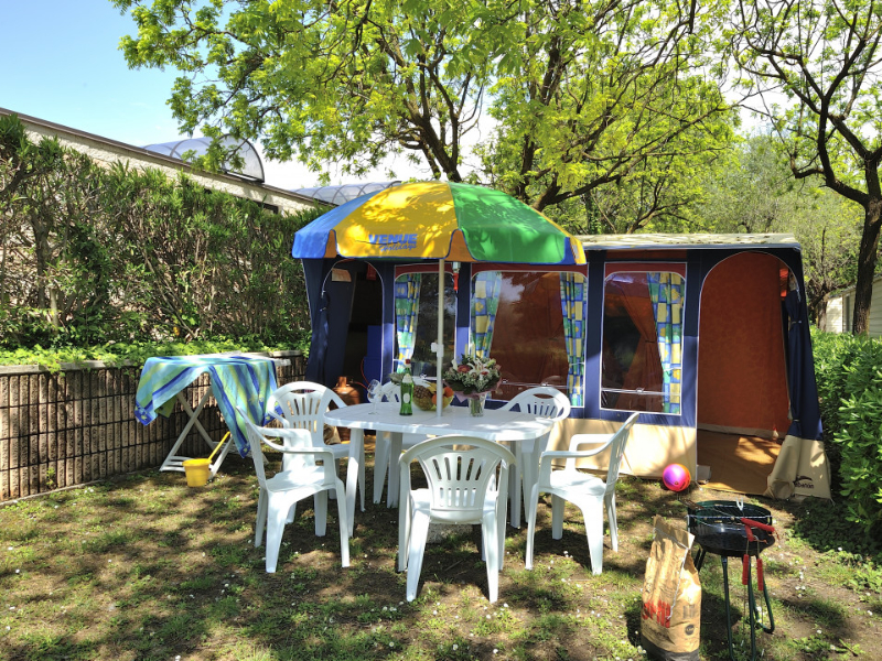 Een gezellige gemeubileerde tent op camping le Fayolan in de Jura, met daarin alles wat een gezin met kinderen nodig heeft.