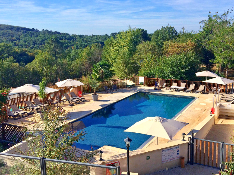 Het zwembad van kindvriendelijke camping Les Charmes nabij Sarlat.