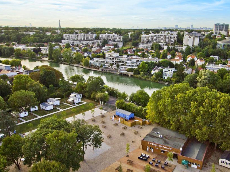 De camping Paris Est ligt midden in Parijs, op de achtergrond zie je de Eifeltoren al staan.