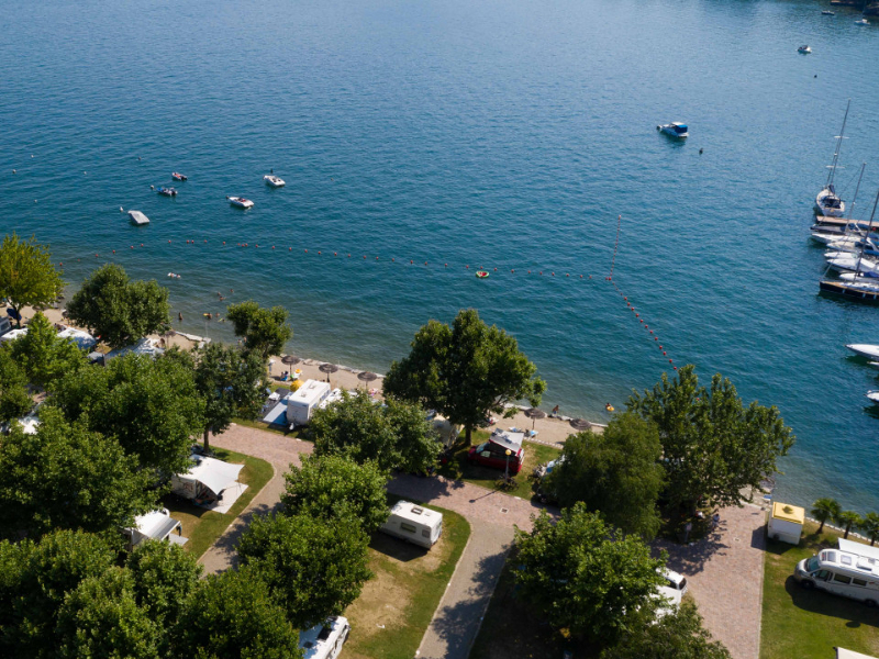 Kiezelstrandje aan het Lago maggiore bij de camping.