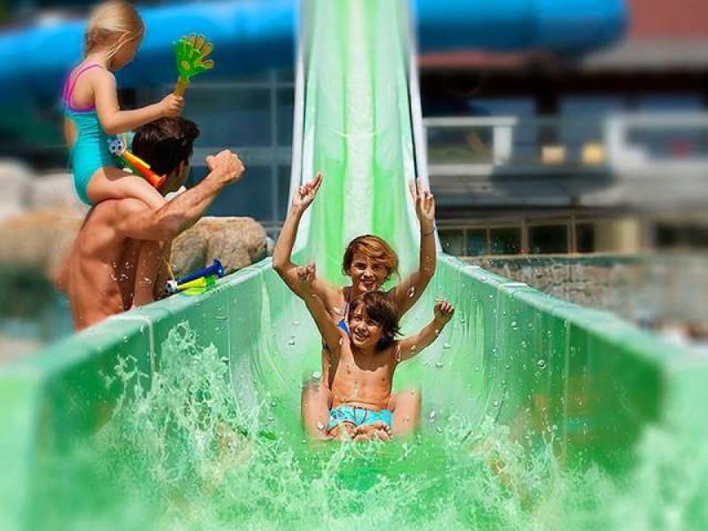 Glijden en spelen in zwembad bij camping Terme 3000