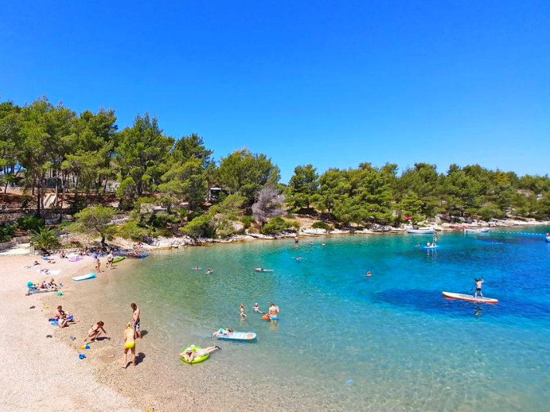 Strand Adriatische Zee aan camping Vira