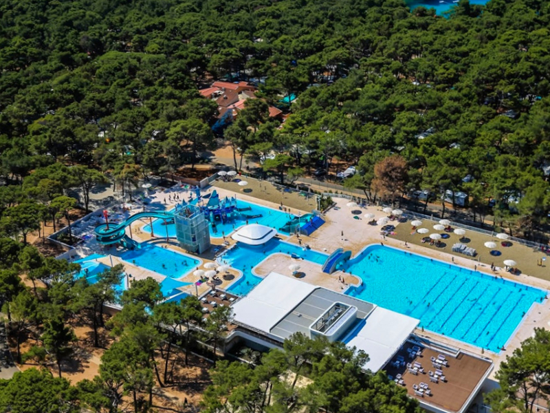 Waterpark naast het strand en tussen de bomen op camping Cikat.