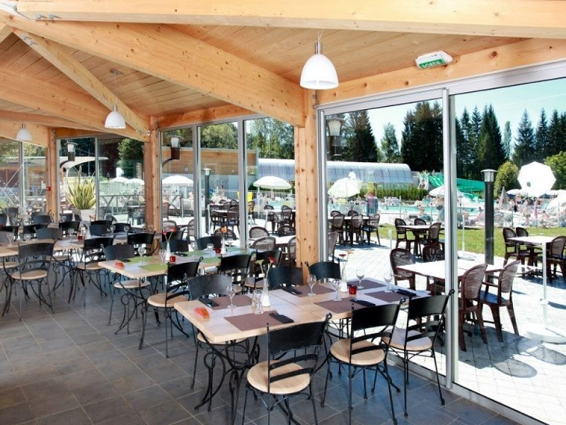 Het restaurant van camping Le Fayolan in de Jura