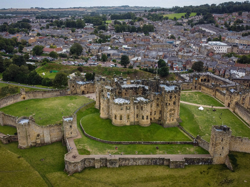 Alnwick Castle, beter bekend als Zweinstein, de beroemde toverschool van Harry Potter. Alnwick Castle, beter bekend als Zweinstein, de beroemde toverschool van Harry Potter.