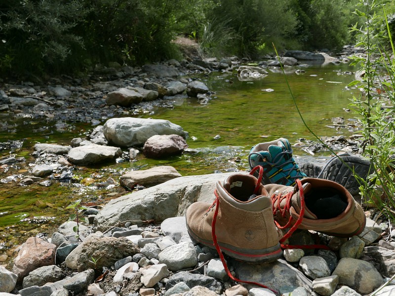 Schoenen uit bij het riviertje