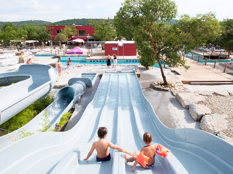 Van de glijbaan op camping Aluna Vacances in de Ardeche