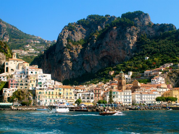 Het stadje Amalfi vanaf het water gezien