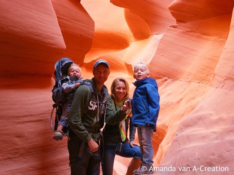 Amanda met haar gezin in Antelope Canyon