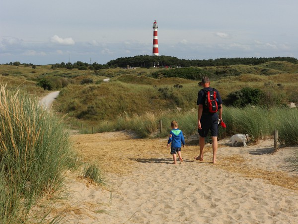 Lekker terug wandelen door de duinen na een heerlijk dagje strand.