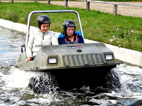 In een amfibievoertuig rijden bij Vestjysk Friluftcenter