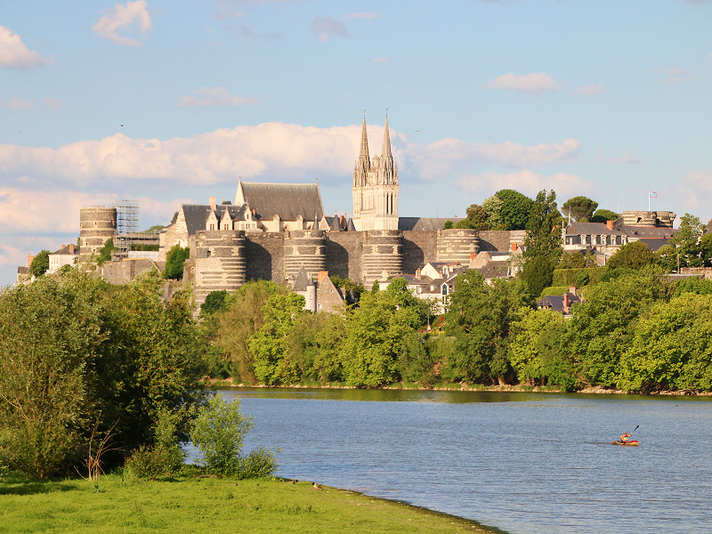 Het Kasteel van Angers aan de oever van de Main