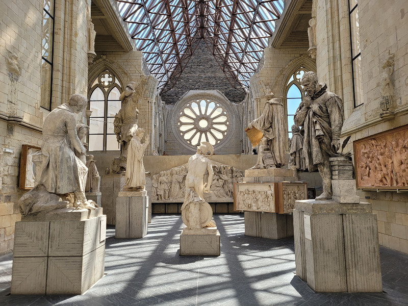 Tentoonstelling van de beelden in de oude abdij Toussaint