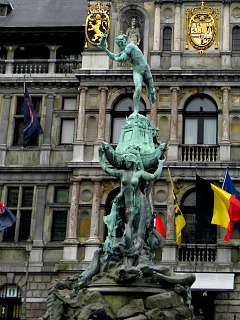 Hand werpen uitgebeeld op de Grote Markt