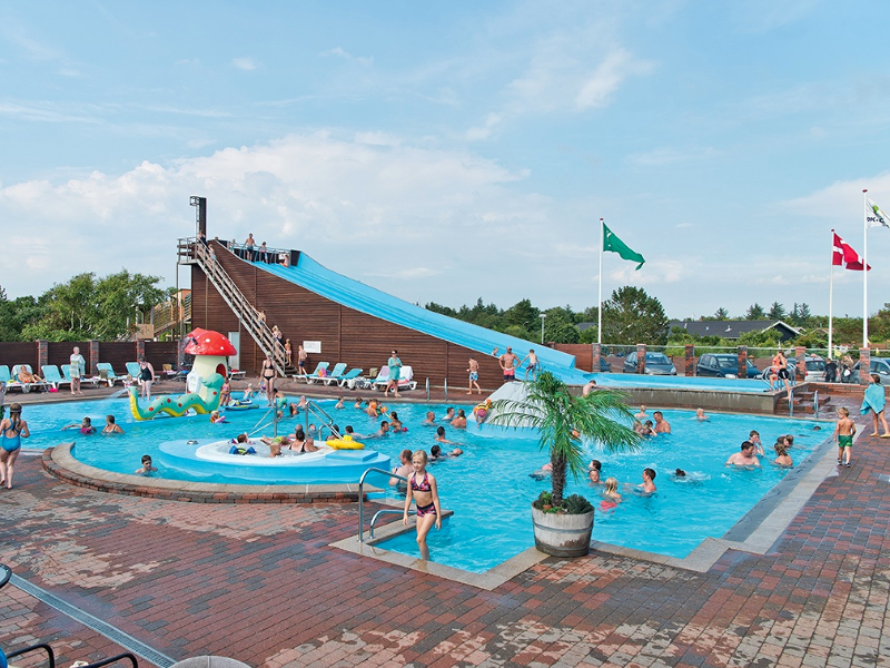 Het zwembad op de kindvriendelijke camping Nymindegab in Denemarken.