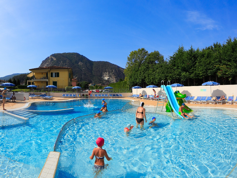 Het kindvriendelijke zwembad op camping Orchidea aan het Lago Maggiore.