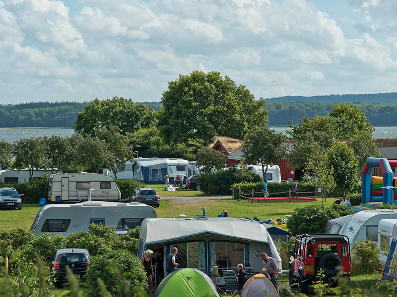 De kindvriendelijke camping Horsens City Camping in Jutland, Denemarken, ligt direct aan het water.