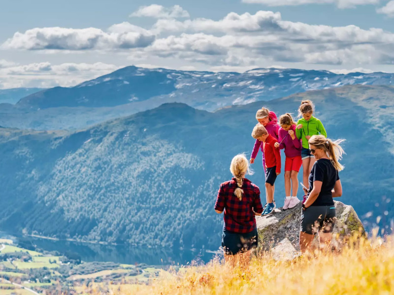 Kids staan op een rots bij een prachtig uitzicht in Noorwegen