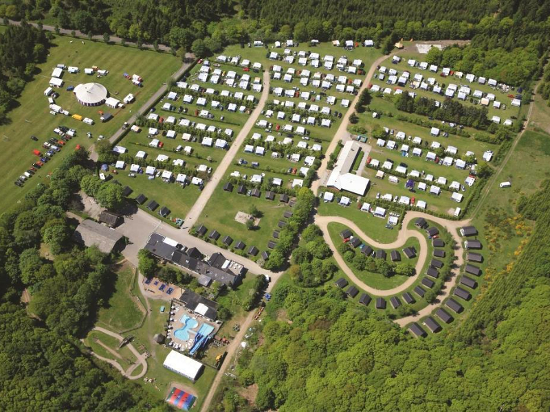 Uitzicht over de groene en kindvriendelijke camping Riis Feriepark in Denemarken