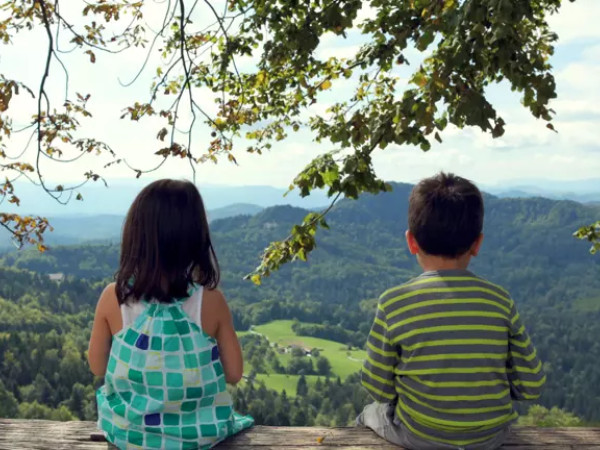 Rondreis voor gezinnen in Slovenië, kindjes bij uitzicht