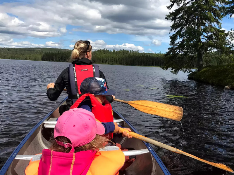 Kanoën in Zweden tijdens de Notendop reis van de ANWB