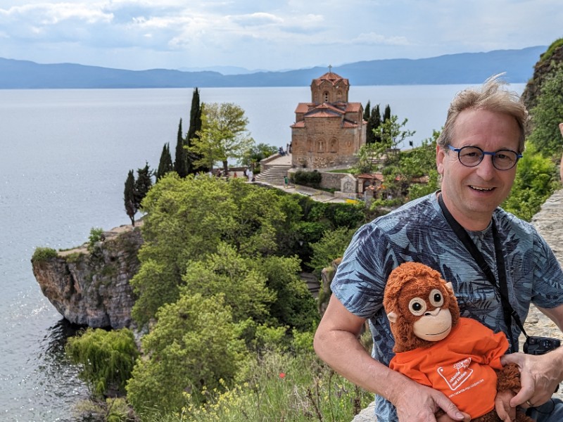Patrick met Apie bij hèt beeld van macedonië: de kerk van St John Kaneo