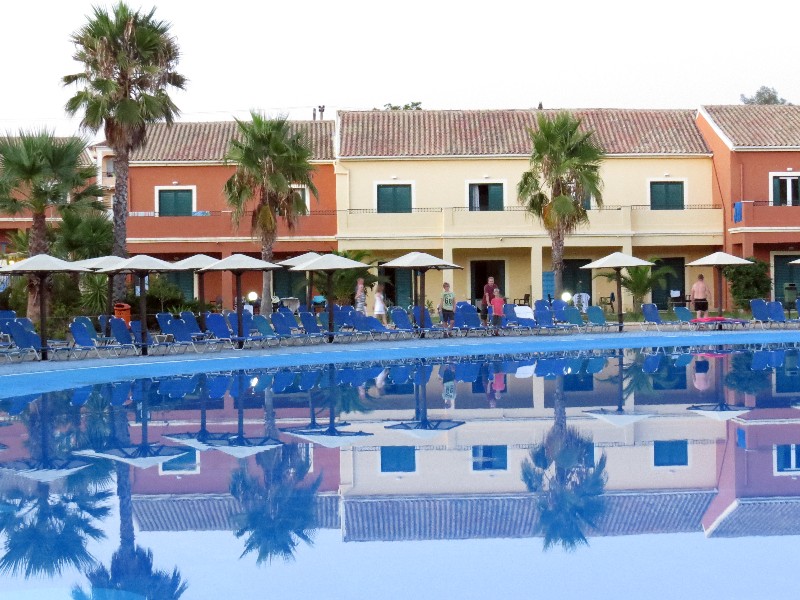 De dorpse appartementen aan het grote zwembad