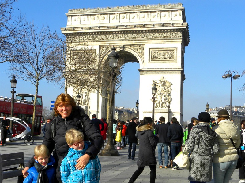 Even poseren voorde Arc de Triomphe