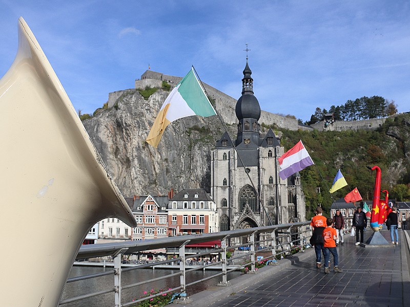 Fleurige saxofoons en vlaggen op de brug in Dinant