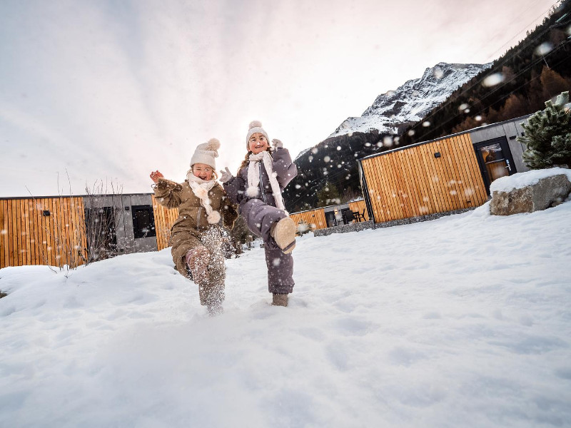 Kids hebben plezier in de sneeuw bij Camping am Arlberg