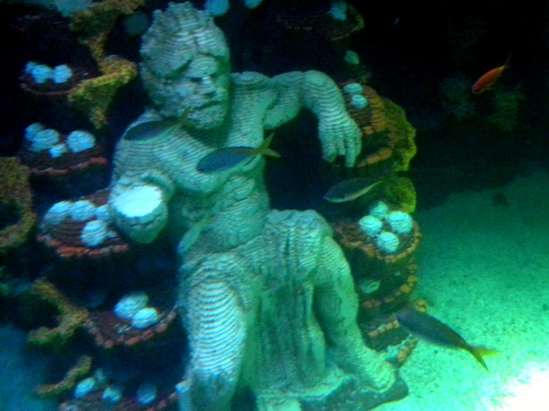 Neptunus zit in zijn onderwatertroon bij Atlantis