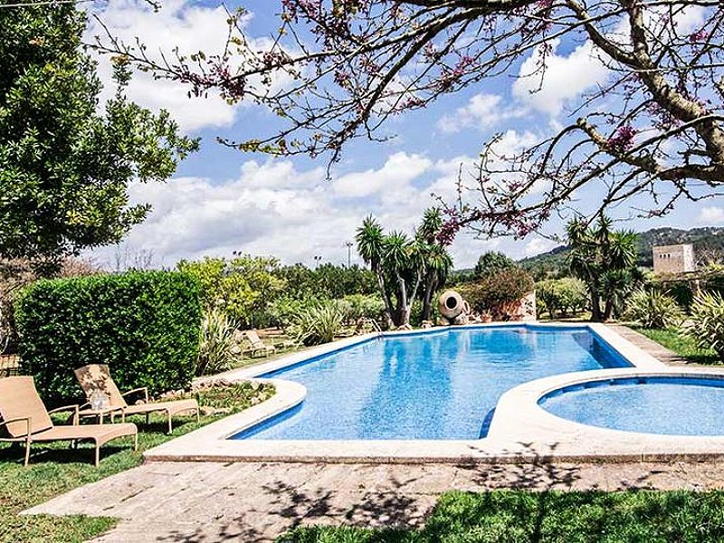 Het zwembad bij het babyvriendelijke en kleinschalige hotel Aumallia op mallorca