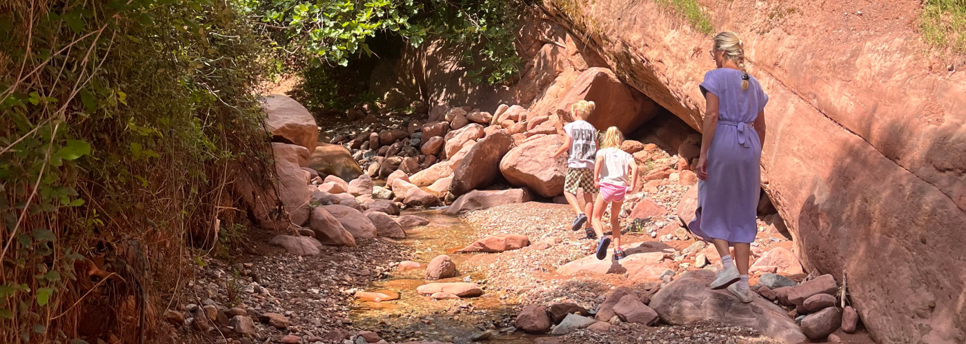 Wandelen in de droge rivierbedding in Marokko, Hoge Atlas 
