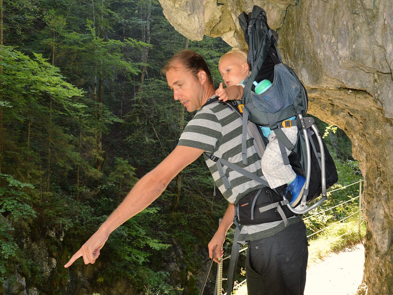 Baby in de rugdrager is handig voor wandelingen in de bergen