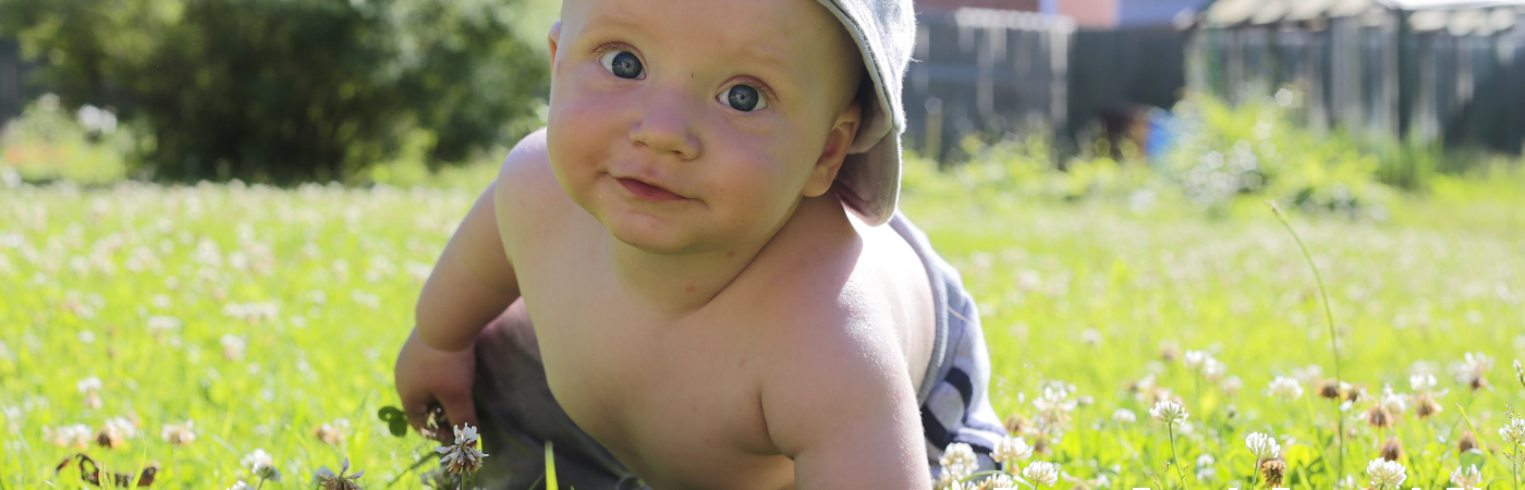 Baby kruipt lekker rond over het gras
