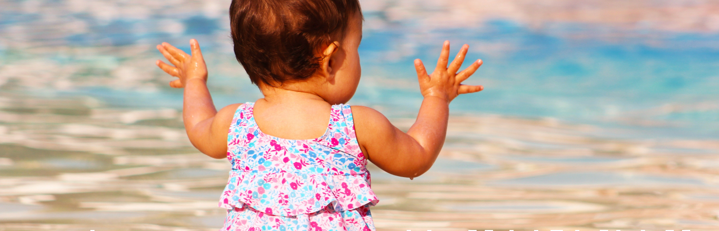 lekker spetteren met je baby in het zwembad op vakantie
