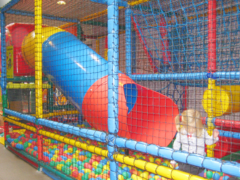 Spelen in de ballenbak van de indoor speeltuin