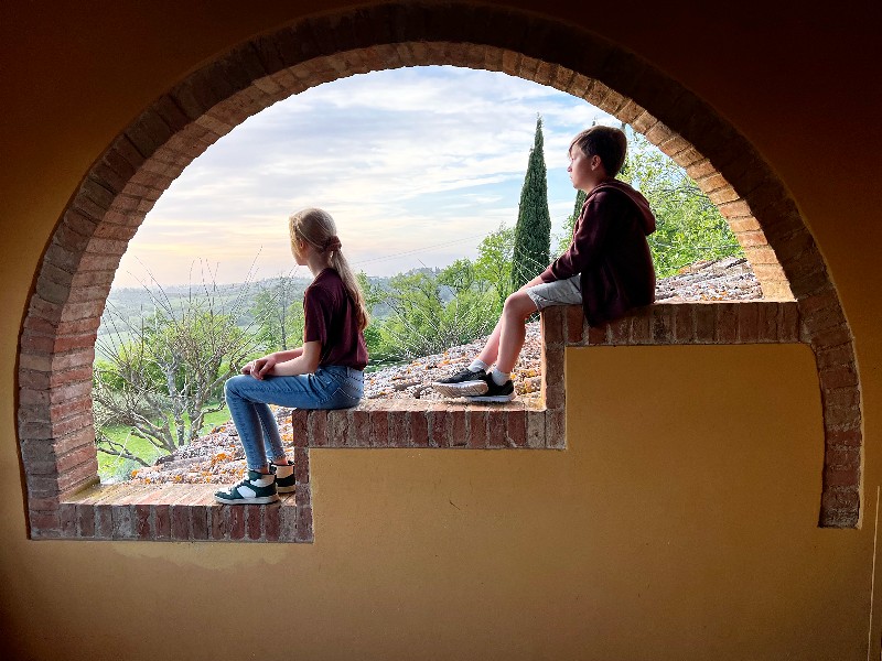 Borgo San Lorenzo kids genieten van het uitzicht