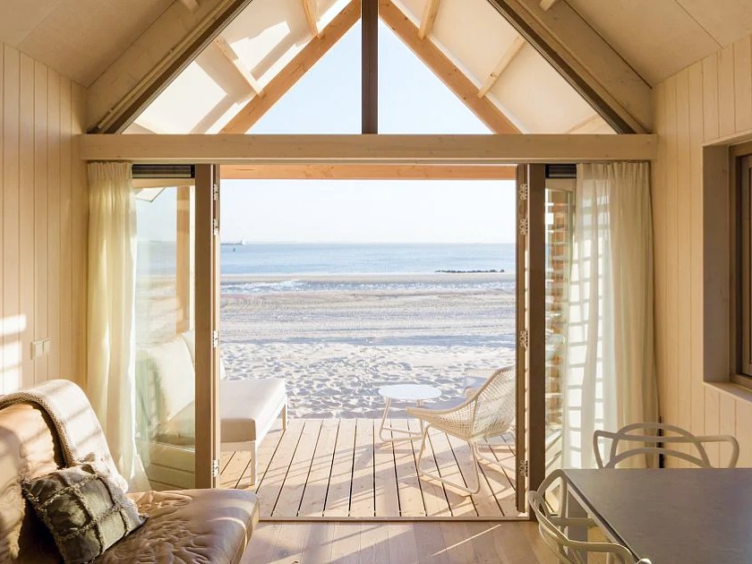 Vanuit het beach house heb je zicht op het strand en de zee