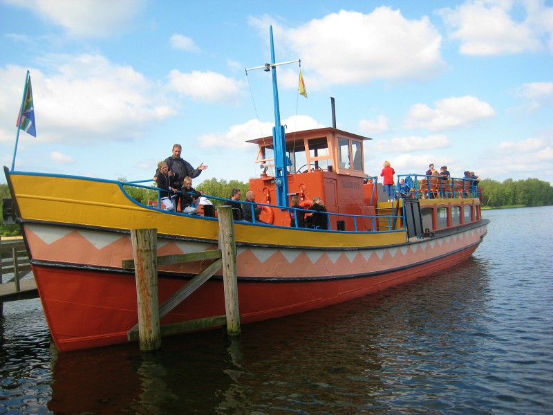 De boot die ons van het Vakantiepark naar het Speelland Beekse Bergen brengt